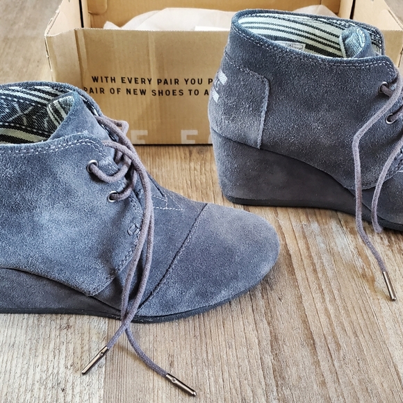 Tom's wedge heel lace up ankle gray 7.5 - Picture 5 of 6
